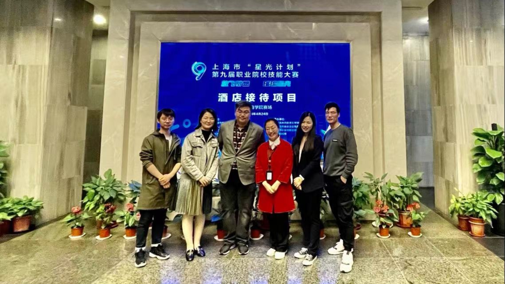 赛务人员与姜红院长合影 赛务人员与姜红院长合影