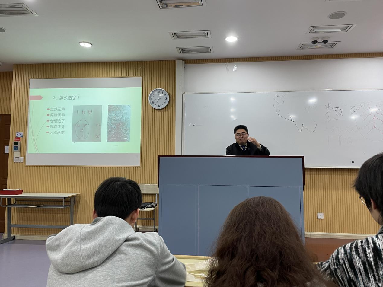 图为崔树强教授讲座 图为崔树强教授讲座