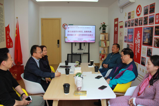 图为党委书记沈大明会见包起帆教授 图为党委书记沈大明会见包起帆教授