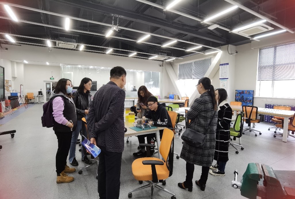 图为参观上海交通大学学生创新中心