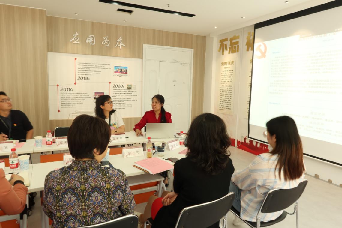 图为商务经济学院教职工第一党支部袁美琴老师作工作分享 图为商务经济学院教职工第一党支部袁美琴老师作工作分享