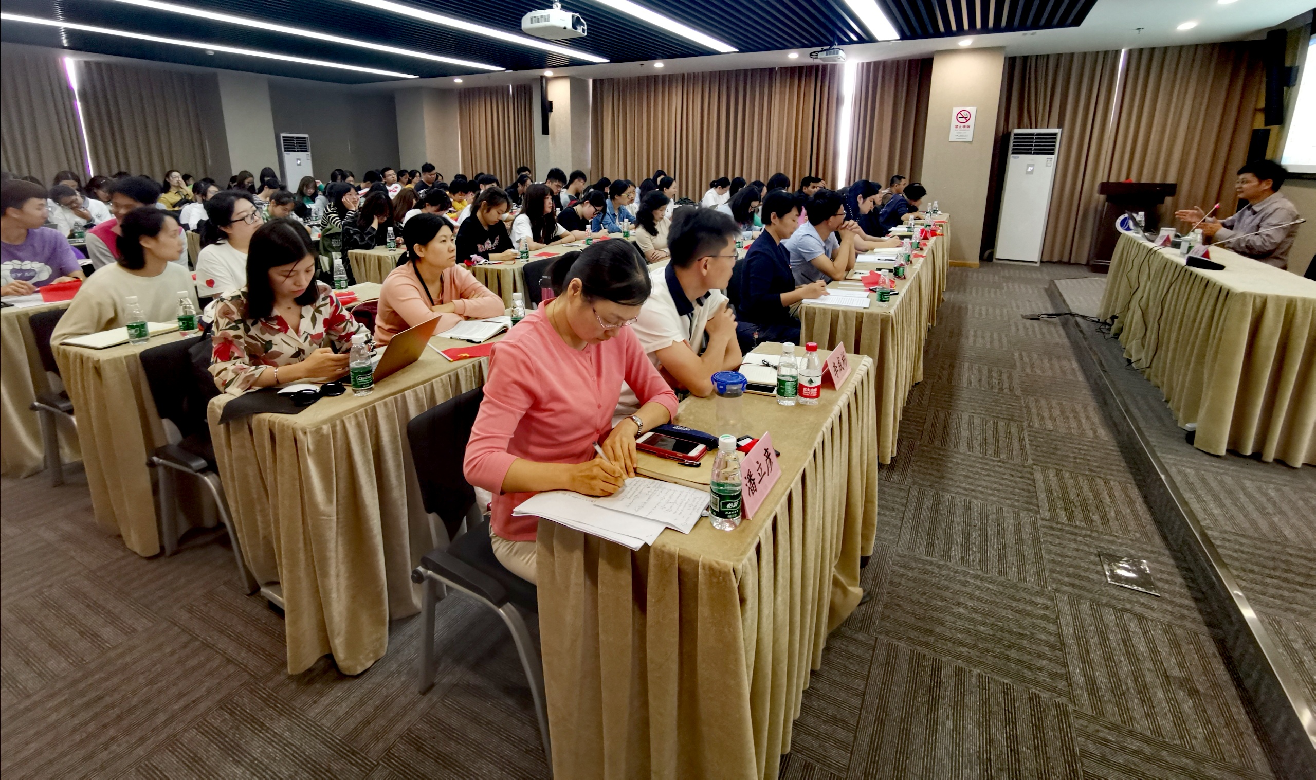 商务经济学院开展“峥嵘七十载 民族复兴路”——庆祝中华人民共和国成立70周年暨“不忘初心、牢记使命”主题教育 商务经济学院开展“峥嵘七十载 民族复兴路”——庆祝中华人民共和国成立70周年暨“不忘初心、牢记使命”主题教育