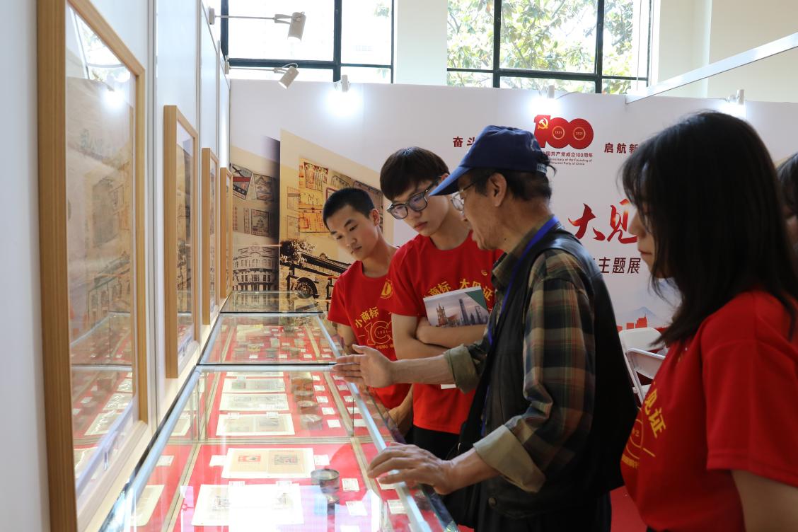商标收藏家左旭初先生为宣讲团沟通介绍商标 商标收藏家左旭初先生为宣讲团沟通介绍商标