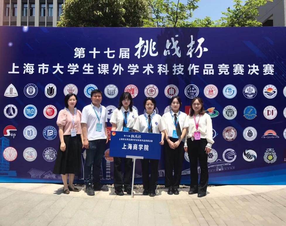 校团委副书记郭大伟与项目指导老师、项目团队成员合影 校团委副书记郭大伟与项目指导老师、项目团队成员合影
