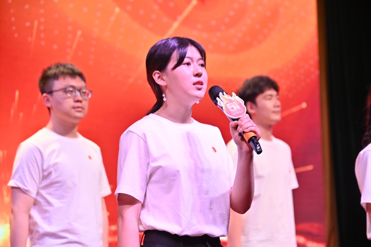 图为校团委、财务金融学院带来朗诵《青春如歌 点燃炬火》 图为校团委、财务金融学院带来朗诵《青春如歌 点燃炬火》