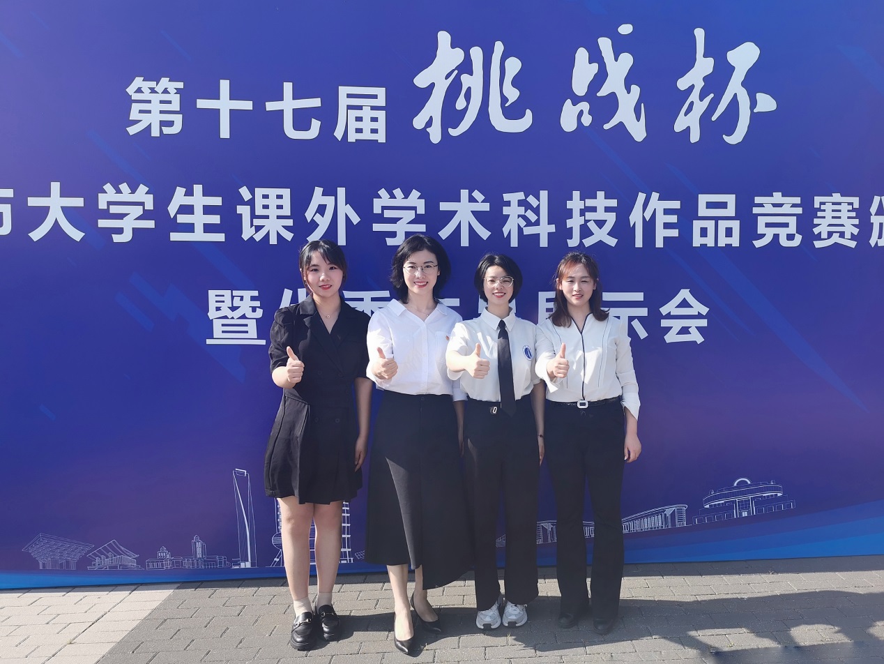 校团委书记余绘平与获奖团队代表合影 校团委书记余绘平与获奖团队代表合影