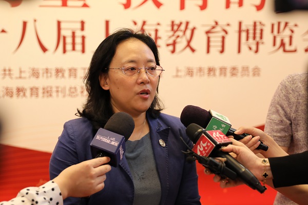 图为劳晓芸现场接受媒体采访 图为劳晓芸现场接受媒体采访