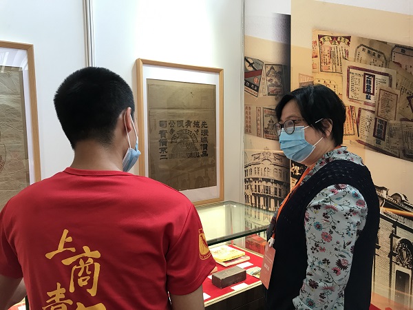 图为志愿者为市教卫工作党委二级巡视员李蔚现场讲解 图为志愿者为市教卫工作党委二级巡视员李蔚现场讲解