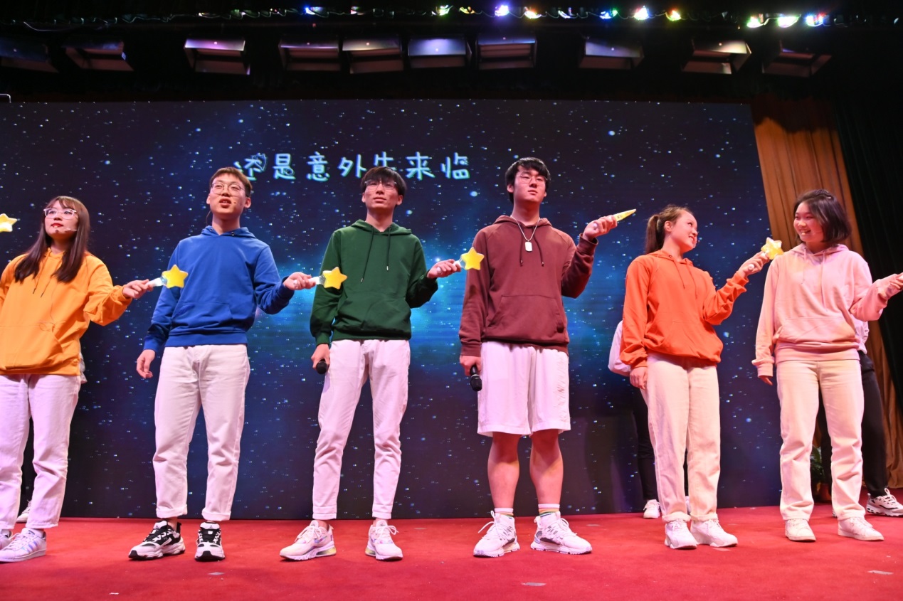 图为商务外语学院、校园十大歌手代表演唱《夜空中最亮的星》 图为商务外语学院、校园十大歌手代表演唱《夜空中最亮的星》