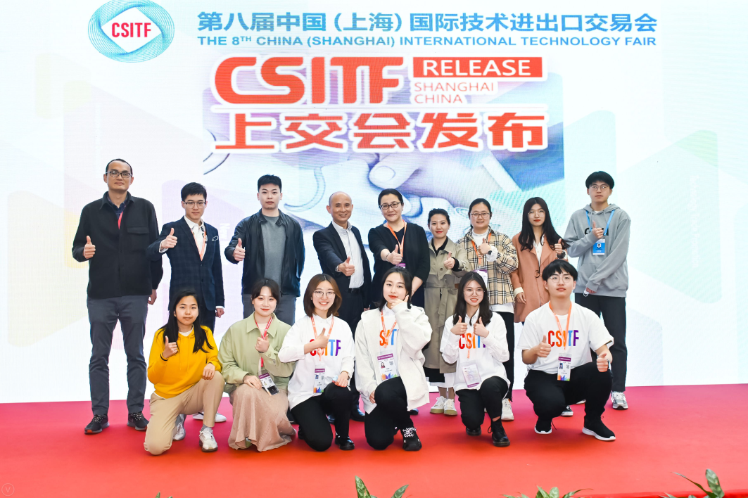 为我校志愿者在上交会上 为我校志愿者在上交会上