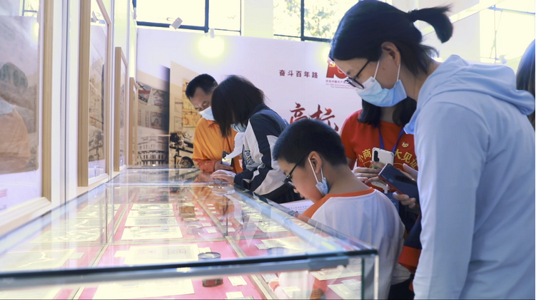 图为观众在现场参观 图为观众在现场参观