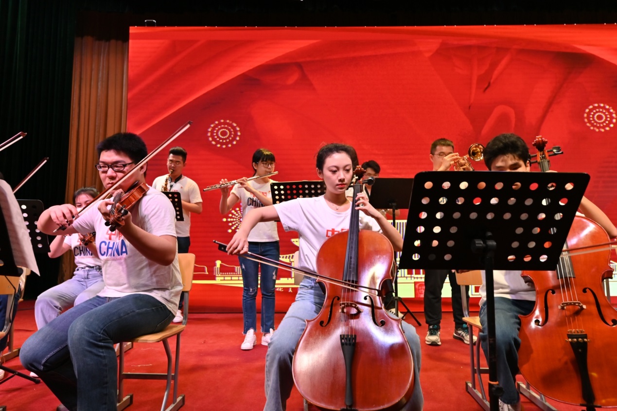 图为大学生艺术团带来乐队合奏《光荣啊!中国共青团》 图为大学生艺术团带来乐队合奏《光荣啊!中国共青团》