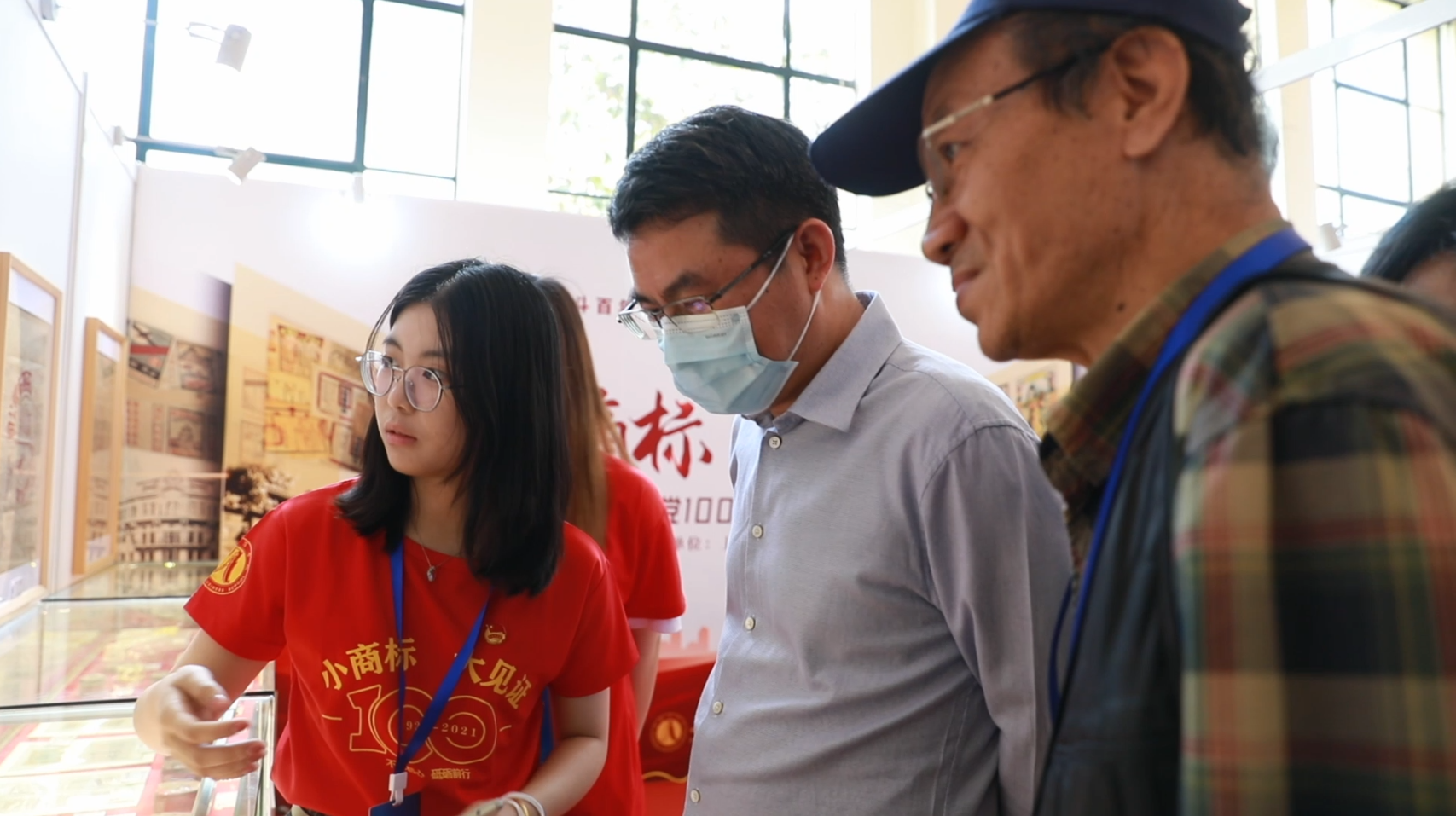 图为志愿者现场为市教卫工作党委副书记、市教委副主任闵辉现场讲解 图为志愿者现场为市教卫工作党委副书记、市教委副主任闵辉现场讲解