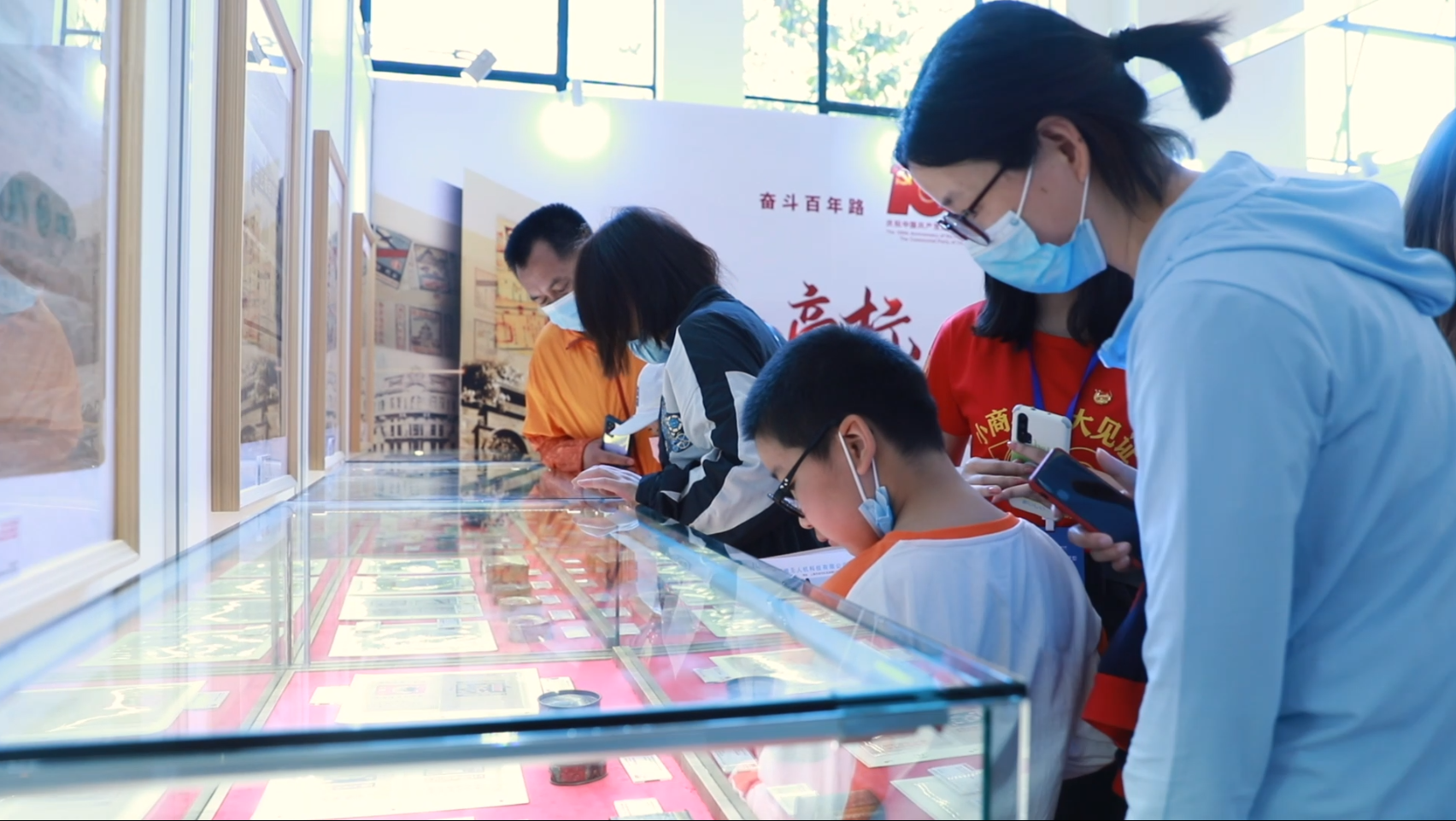 图为现场参观观众 图为现场参观观众