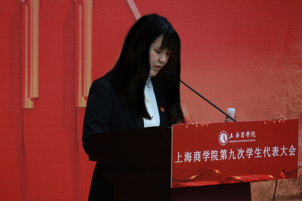 图为第八届学生常任代表委员会副主任龚珂宇作提案工作报告 图为第八届学生常任代表委员会副主任龚珂宇作提案工作报告