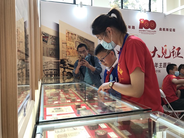 图为志愿者为参观者现场讲解 图为志愿者为参观者现场讲解