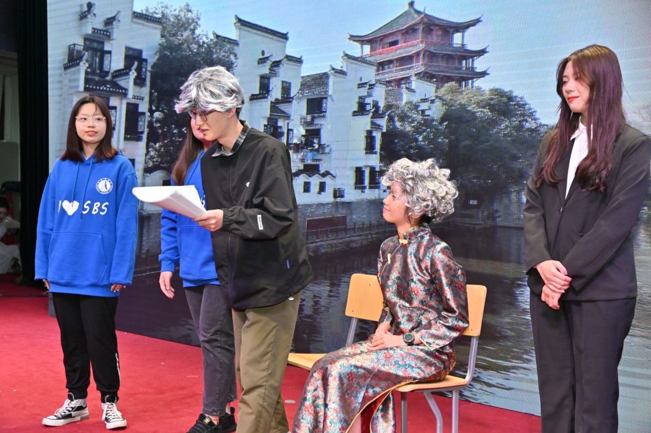 图为酒店管理学院带来情景剧表演《根植祖国大地,绽放青春之花》 图为酒店管理学院带来情景剧表演《根植祖国大地,绽放青春之花》