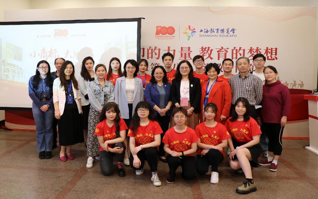 “时代新声”宣讲团成员与校领导、嘉宾合影 “时代新声”宣讲团成员与校领导、嘉宾合影