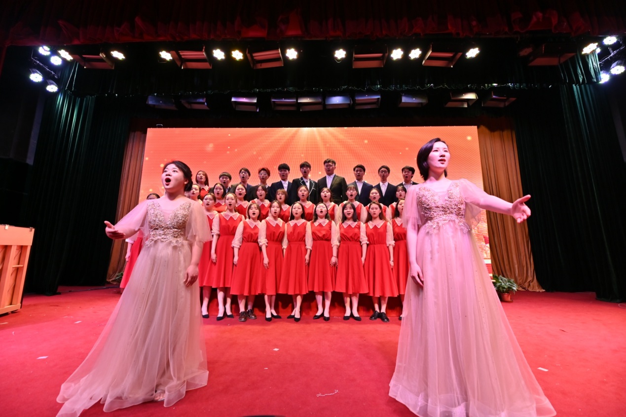图为青年教师代表、大学生艺术团带来合唱《在灿烂阳光下》 图为青年教师代表、大学生艺术团带来合唱《在灿烂阳光下》