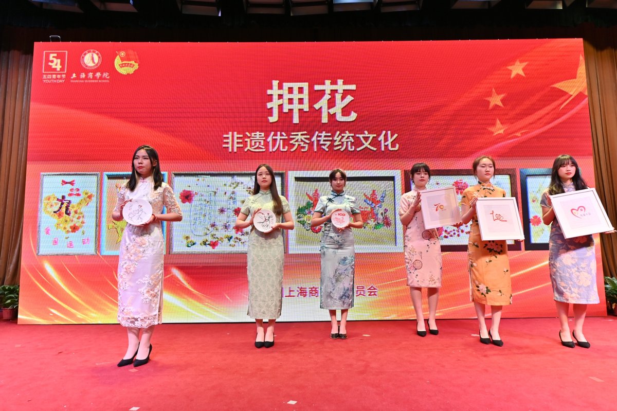 图为艺术设计学院、交通路院区等带来非遗文化成果展《传承》 图为艺术设计学院、交通路院区等带来非遗文化成果展《传承》