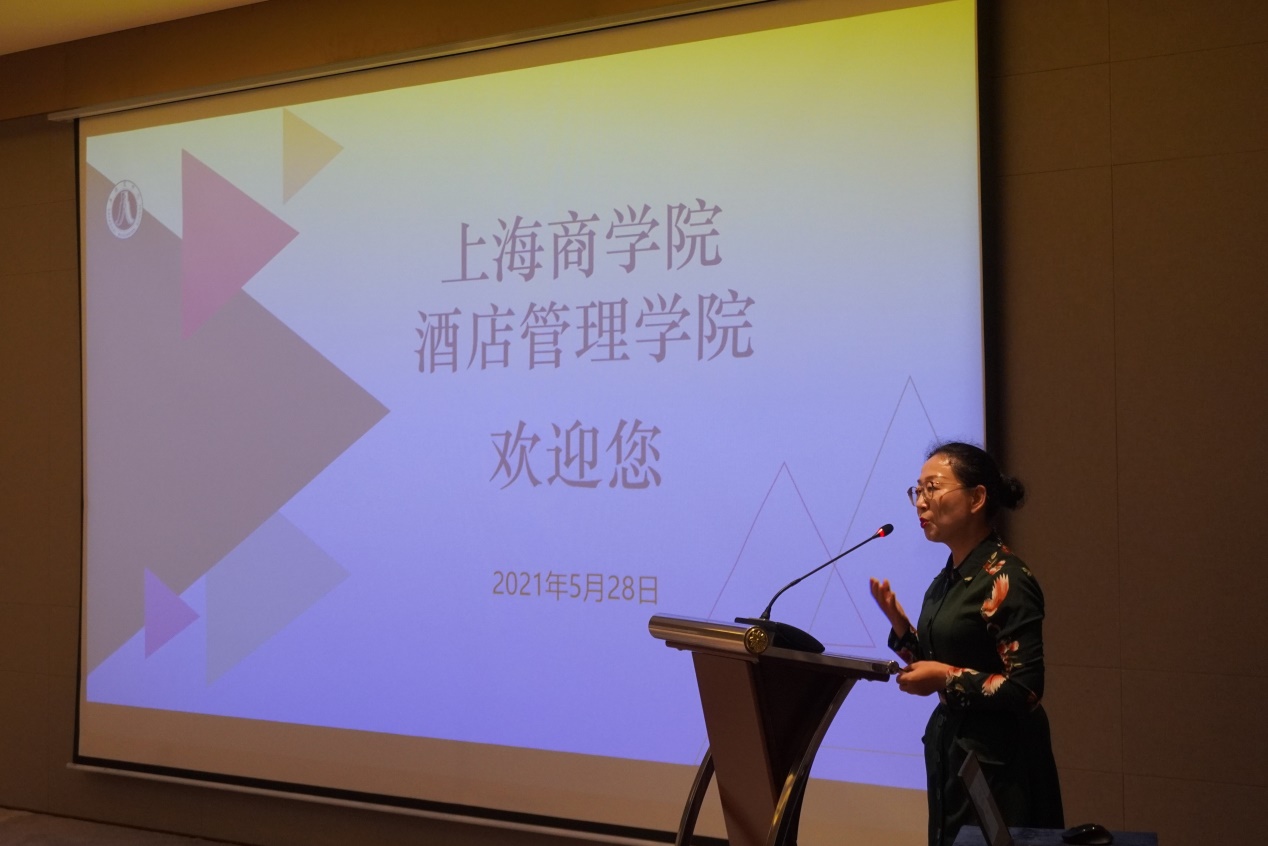 图为我校酒店管理学院院长姜红作介绍 图为我校酒店管理学院院长姜红作介绍