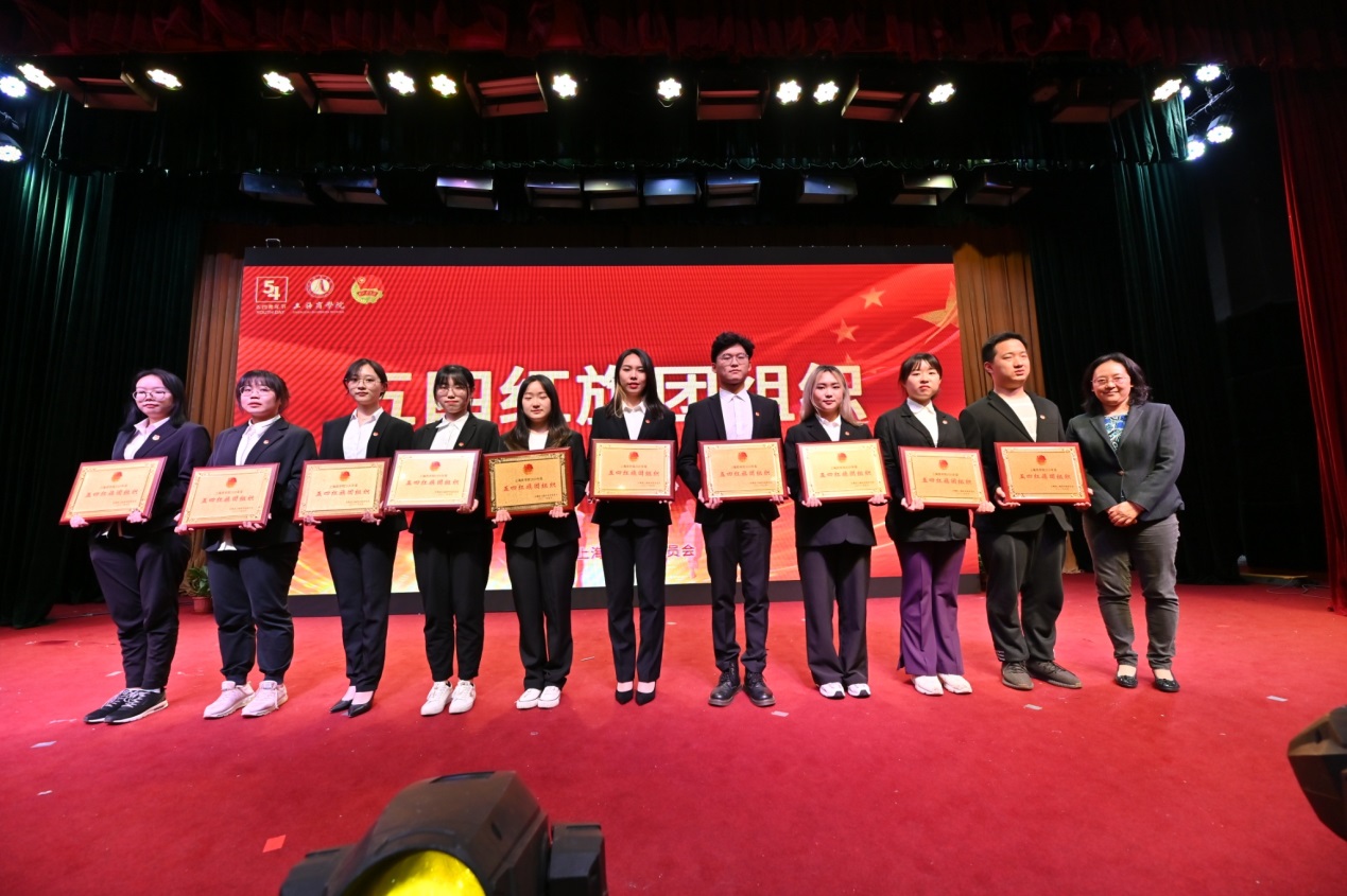 图为校党委副书记、副校长劳晓芸为“五四红旗团组织”等颁奖 图为校党委副书记、副校长劳晓芸为“五四红旗团组织”等颁奖