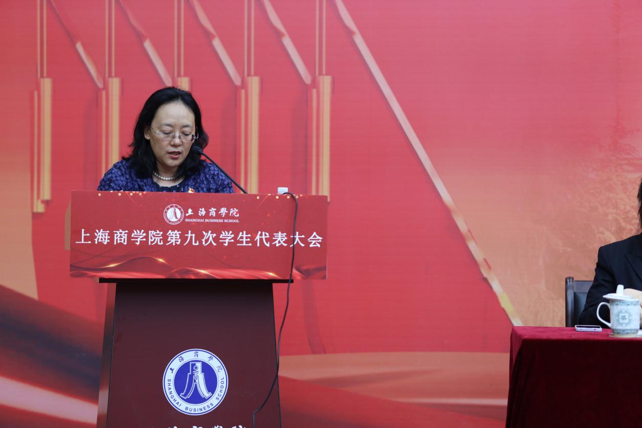 图为上海商学院党委副书记、副校长劳晓芸讲话 图为上海商学院党委副书记、副校长劳晓芸讲话