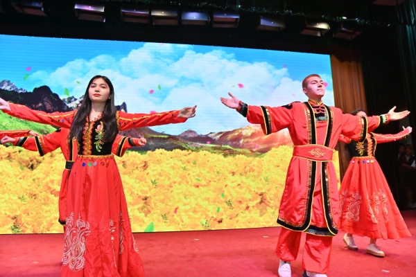图为学生处、工商管理学院带来民族舞蹈《同心共舞》 图为学生处、工商管理学院带来民族舞蹈《同心共舞》