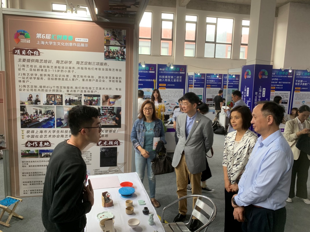 教委领导等和我校学子现场交流 教委领导等和我校学子现场交流