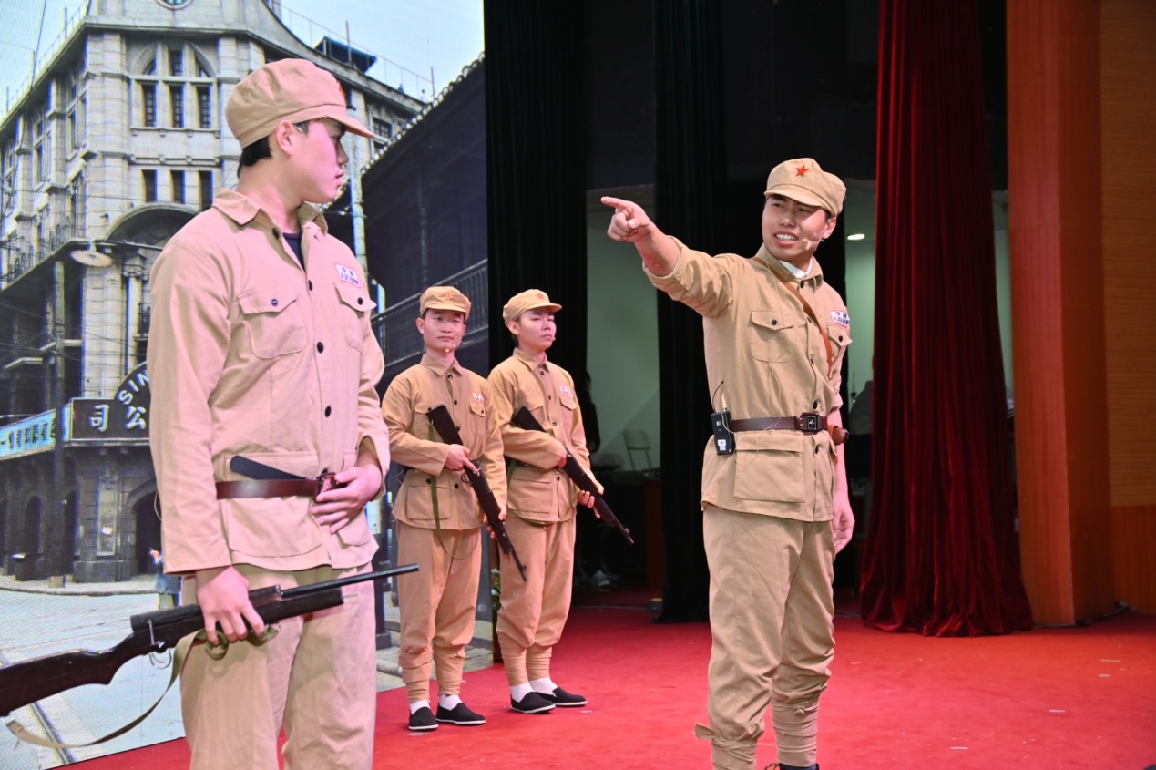 图为艺术设计学院带来话剧表演《哨兵归来》 图为艺术设计学院带来话剧表演《哨兵归来》