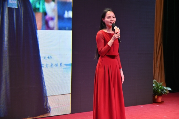 图为校友代表上台分享《上商青年说》 图为校友代表上台分享《上商青年说》