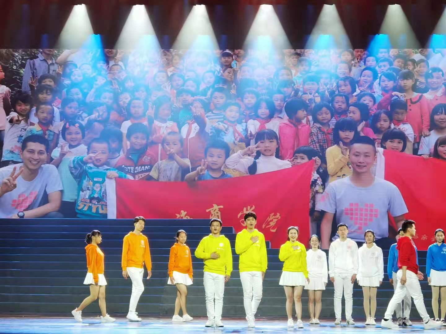 图为我校学子深情回顾“爱心贵州”十年帮扶上百所山区学校,带领乡亲们实现脱贫的典型事迹 图为我校学子深情回顾“爱心贵州”十年帮扶上百所山区学校,带领乡亲们实现脱贫的典型事迹