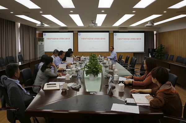 图为赵贵臣作报告 图为赵贵臣作报告