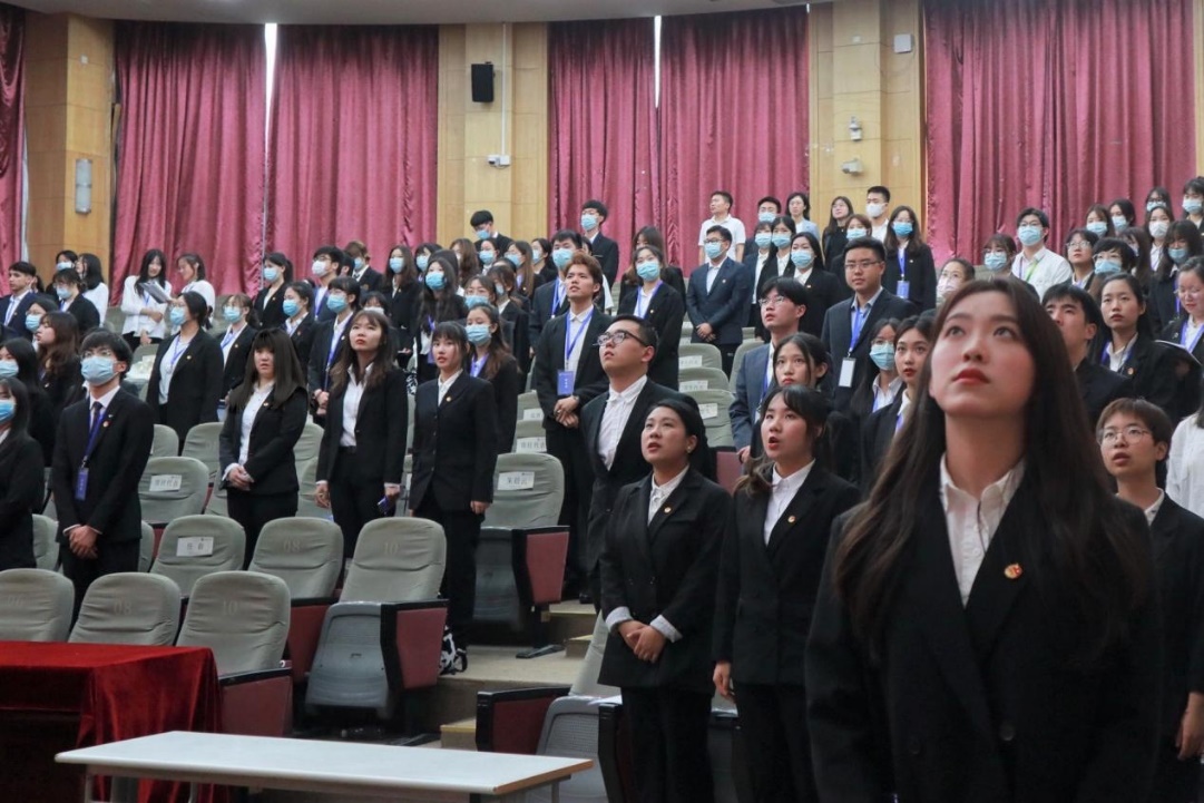 图为与会人员齐唱国歌 图为与会人员齐唱国歌