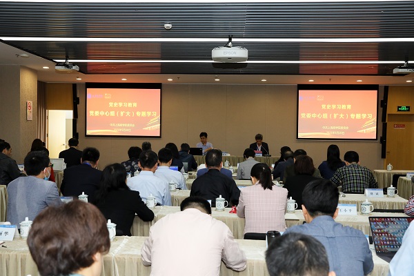 图为专题报告会现场 图为专题报告会现场