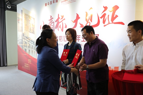 图为劳晓芸为“小商标 大见证”讲师团成员代表现场颁发聘书 图为劳晓芸为“小商标 大见证”讲师团成员代表现场颁发聘书