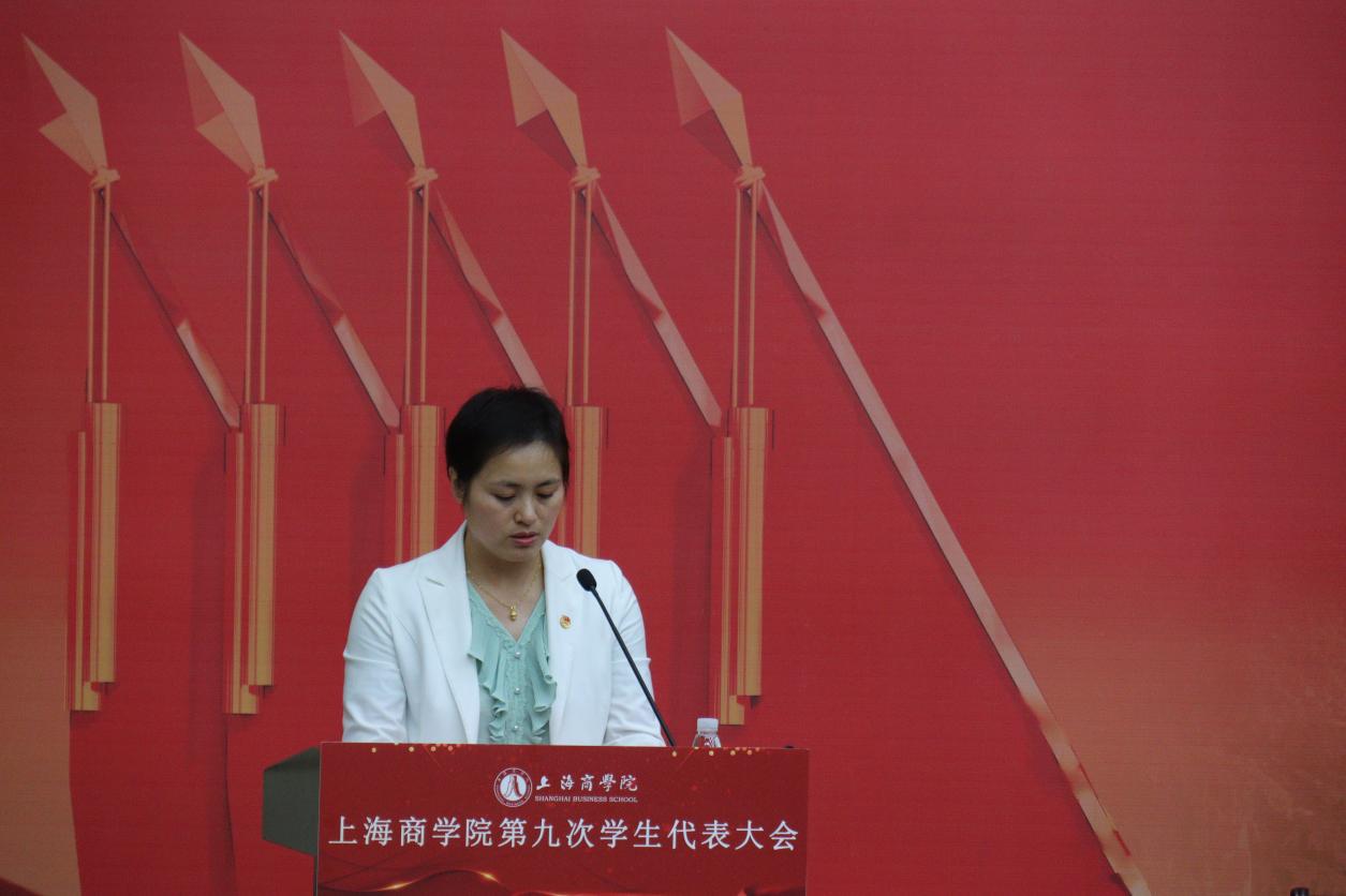 图为上海商学院党委学生工作部部长朱燕讲话 图为上海商学院党委学生工作部部长朱燕讲话