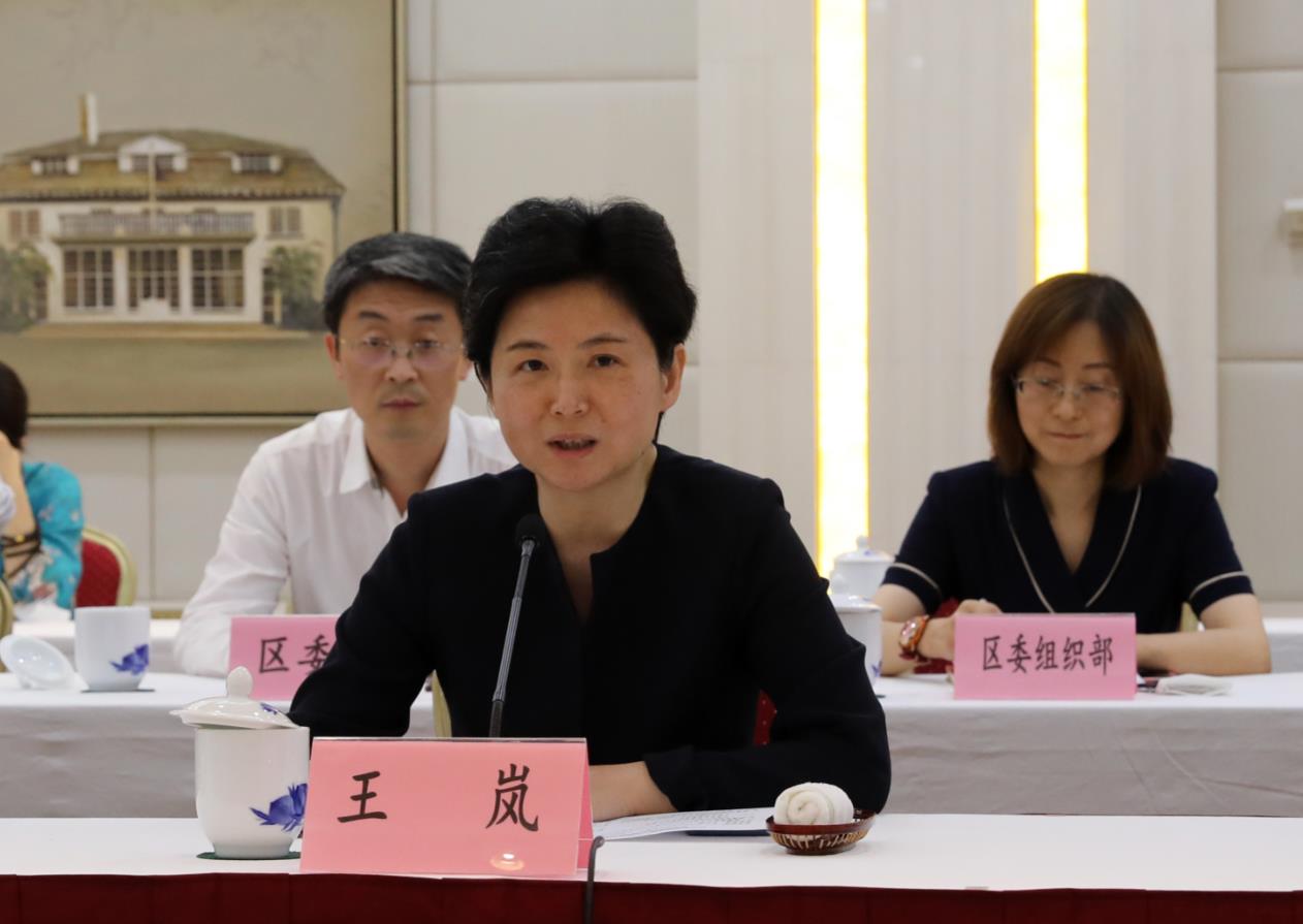 图为长宁区委书记王岚讲话 图为长宁区委书记王岚讲话