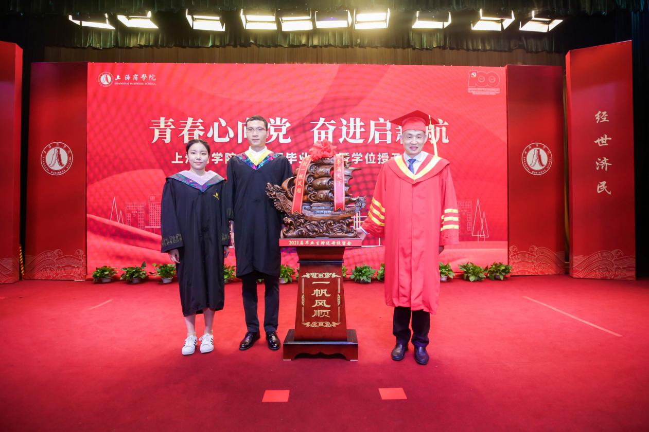 图为党委副书记陈晓峰代表学校接受2021届毕业生赠送母校礼物 图为党委副书记陈晓峰代表学校接受2021届毕业生赠送母校礼物