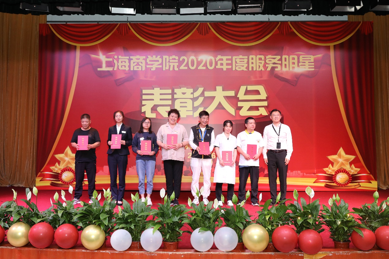 图为张绍华与服务明星合影 图为张绍华与服务明星合影