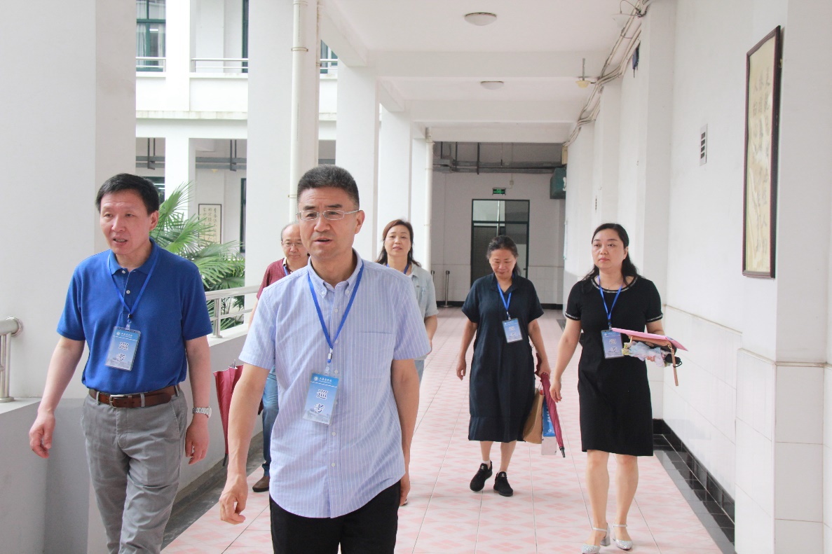 图为陈剑峰副校长带队检查期末考试 图为陈剑峰副校长带队检查期末考试