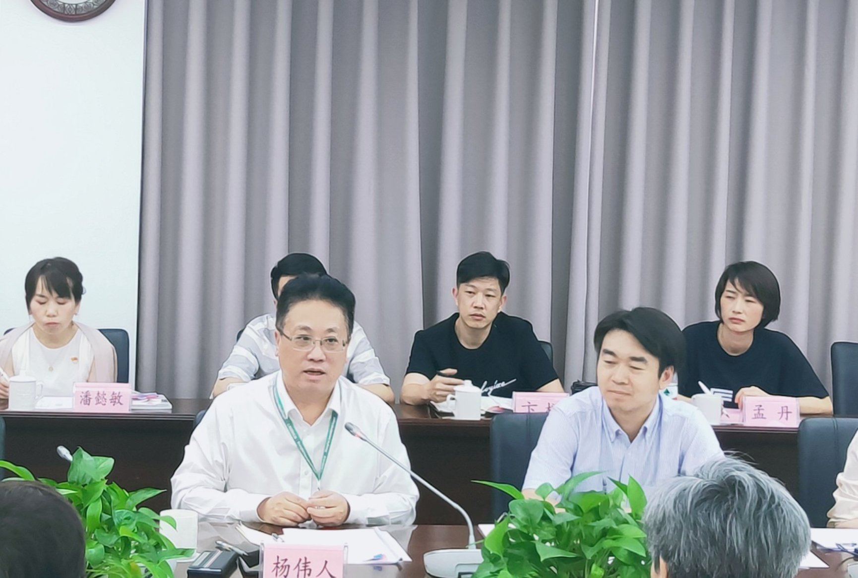 图为杨伟人组长反馈督导意见 图为杨伟人组长反馈督导意见