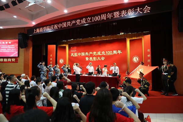 图为新党员入党宣誓和老党员重温入党誓词仪式 图为新党员入党宣誓和老党员重温入党誓词仪式