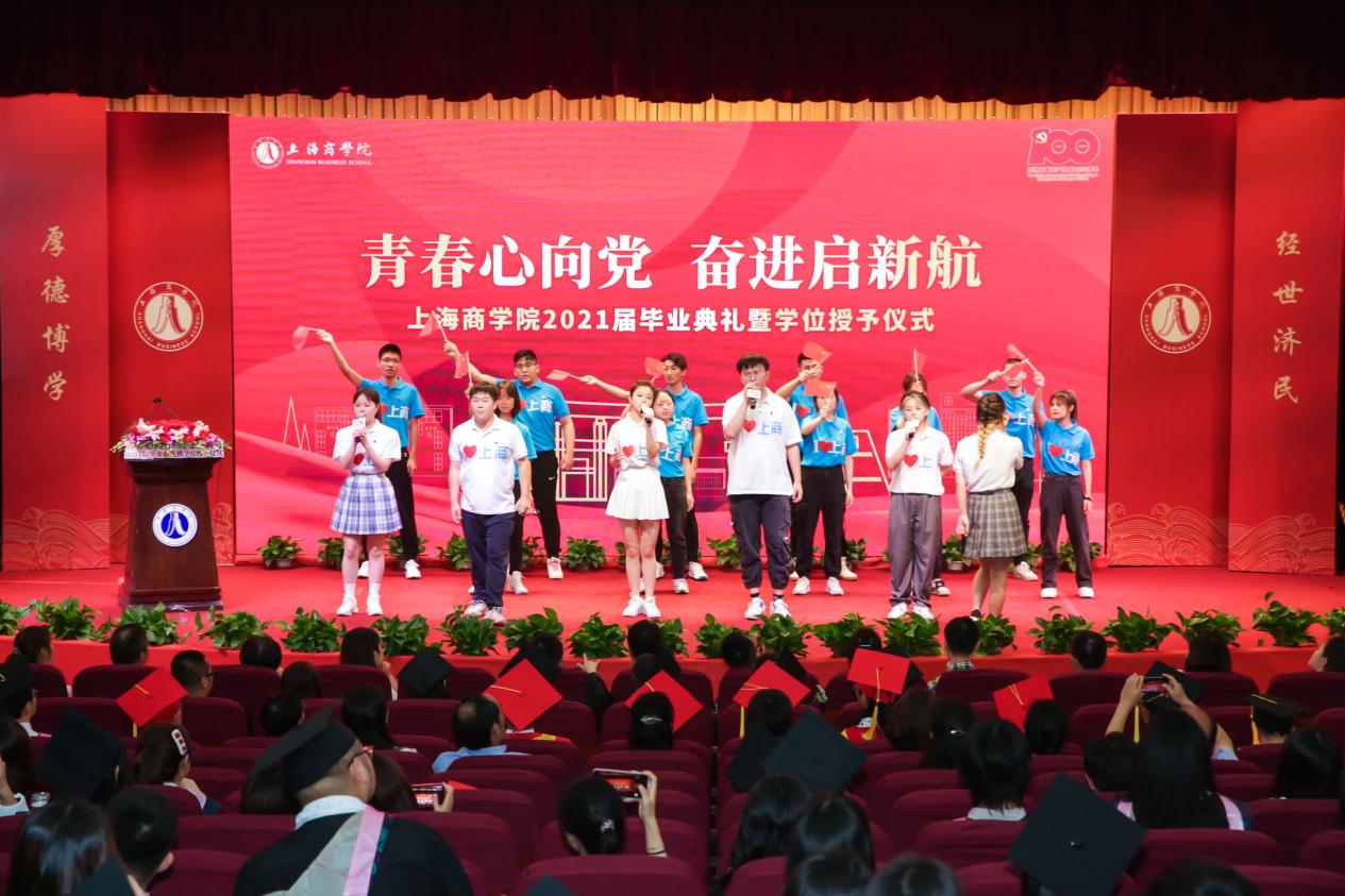 图为毕业生齐唱《少年》 图为毕业生齐唱《少年》