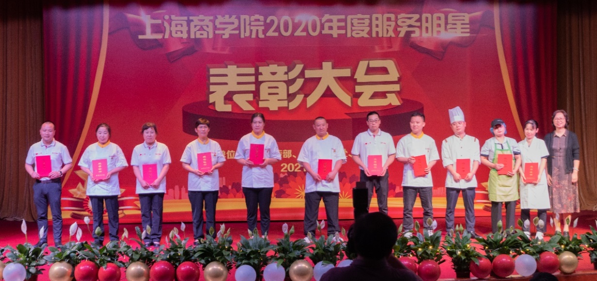图为张士英与服务明星合影 图为张士英与服务明星合影