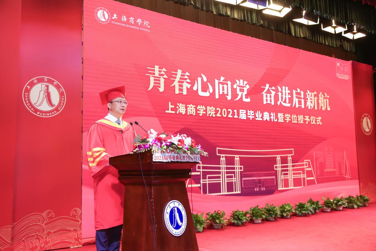 图为党委书记沈大明宣读服务西部基层毕业生名单并佩戴绶带 图为党委书记沈大明宣读服务西部基层毕业生名单并佩戴绶带