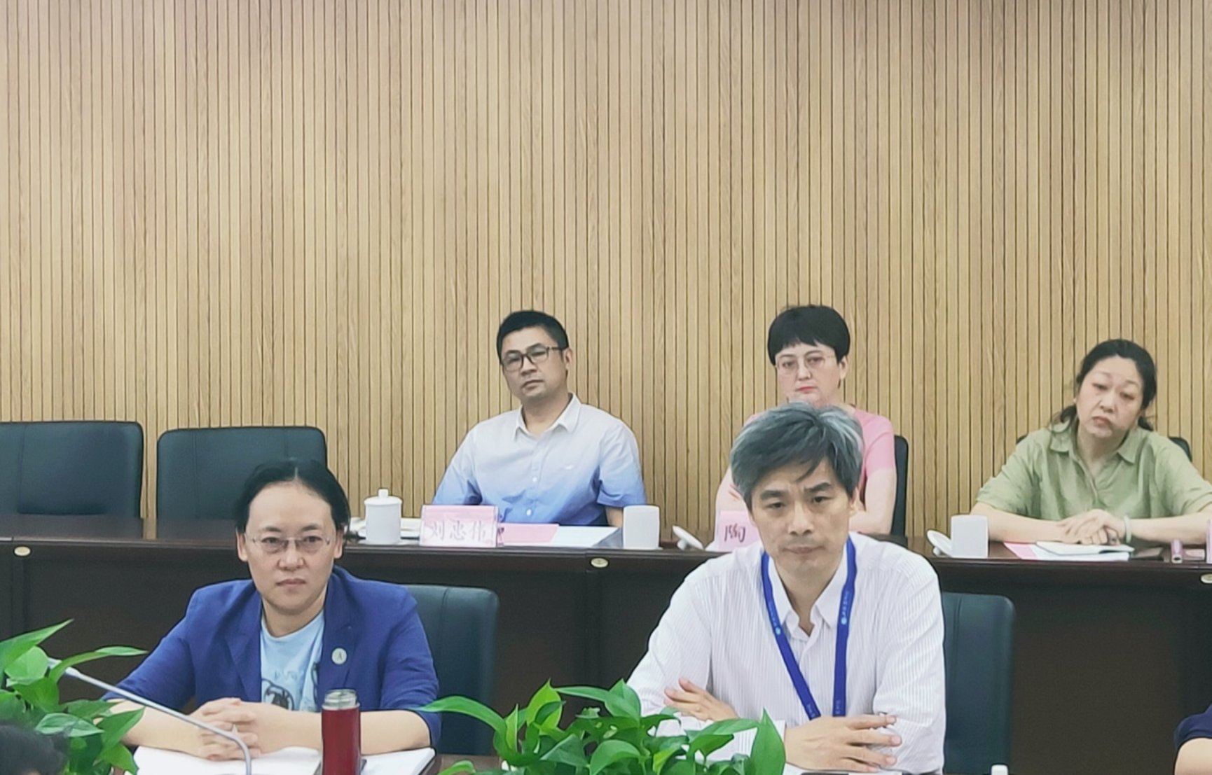 图为校领导唐海燕、劳晓芸汇报我校就业工作 图为校领导唐海燕、劳晓芸汇报我校就业工作