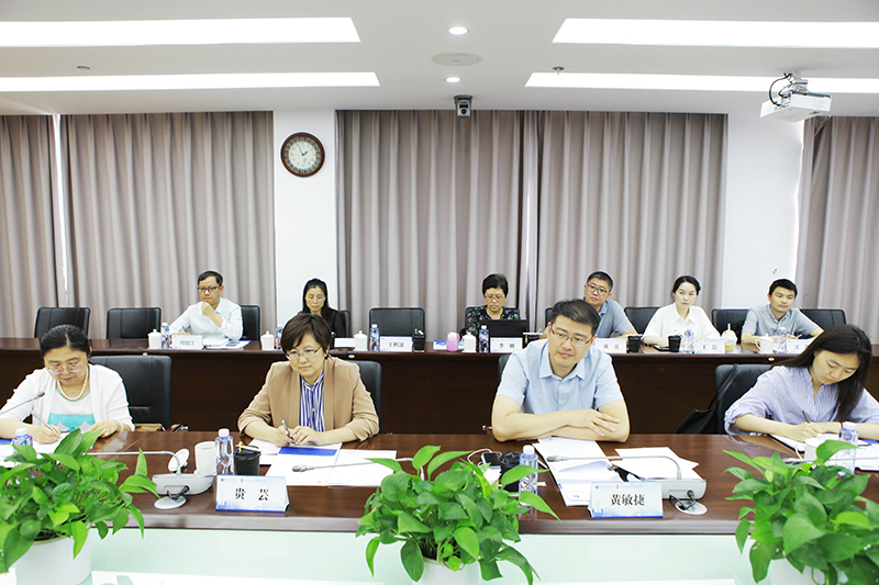 图为座谈会现场 图为座谈会现场