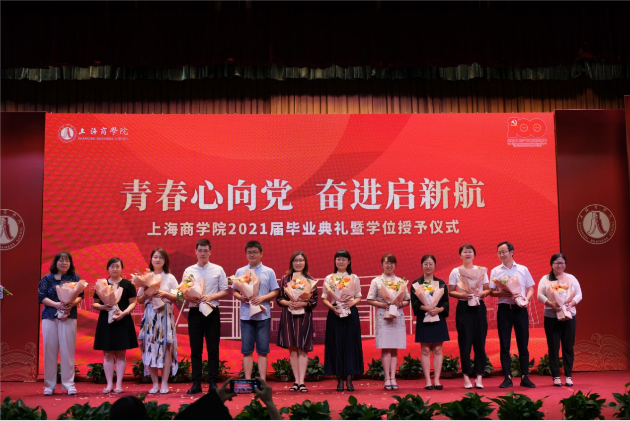 毕业生代表向教职工代表献花 毕业生代表向教职工代表献花