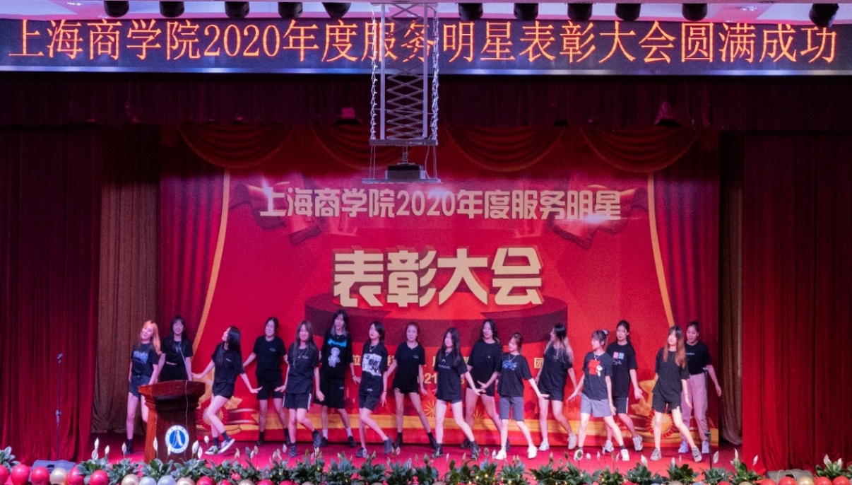 图为《最亲的人》表演 图为《最亲的人》表演